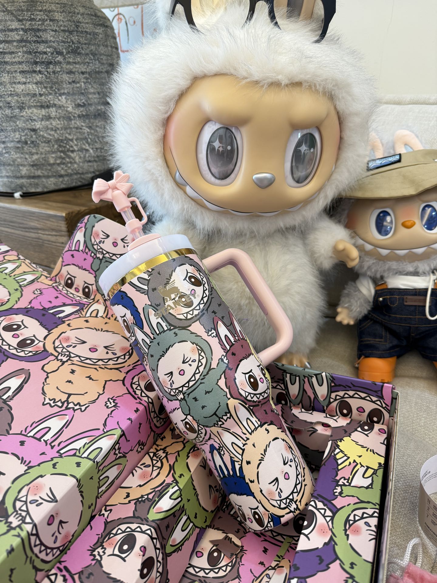 pink, the big head is all over the print 𝐒𝐭a𝐧𝐥𝐞𝐲✖ Labub co-branded straw cup 40oz Water Bottle Labubu Macaron Monsters Tumbler